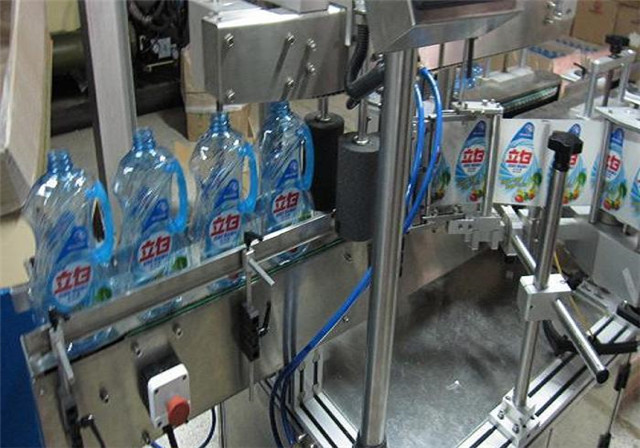 دستگاه برچسب زدن دو طرفه اتوماتیک برای جزئیات بطری های لوسیون شامپو